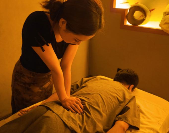 “冤不冤？”湖北武汉，21岁小伙到一按摩店按摩，结果技师按着按着，突然就跑了。小