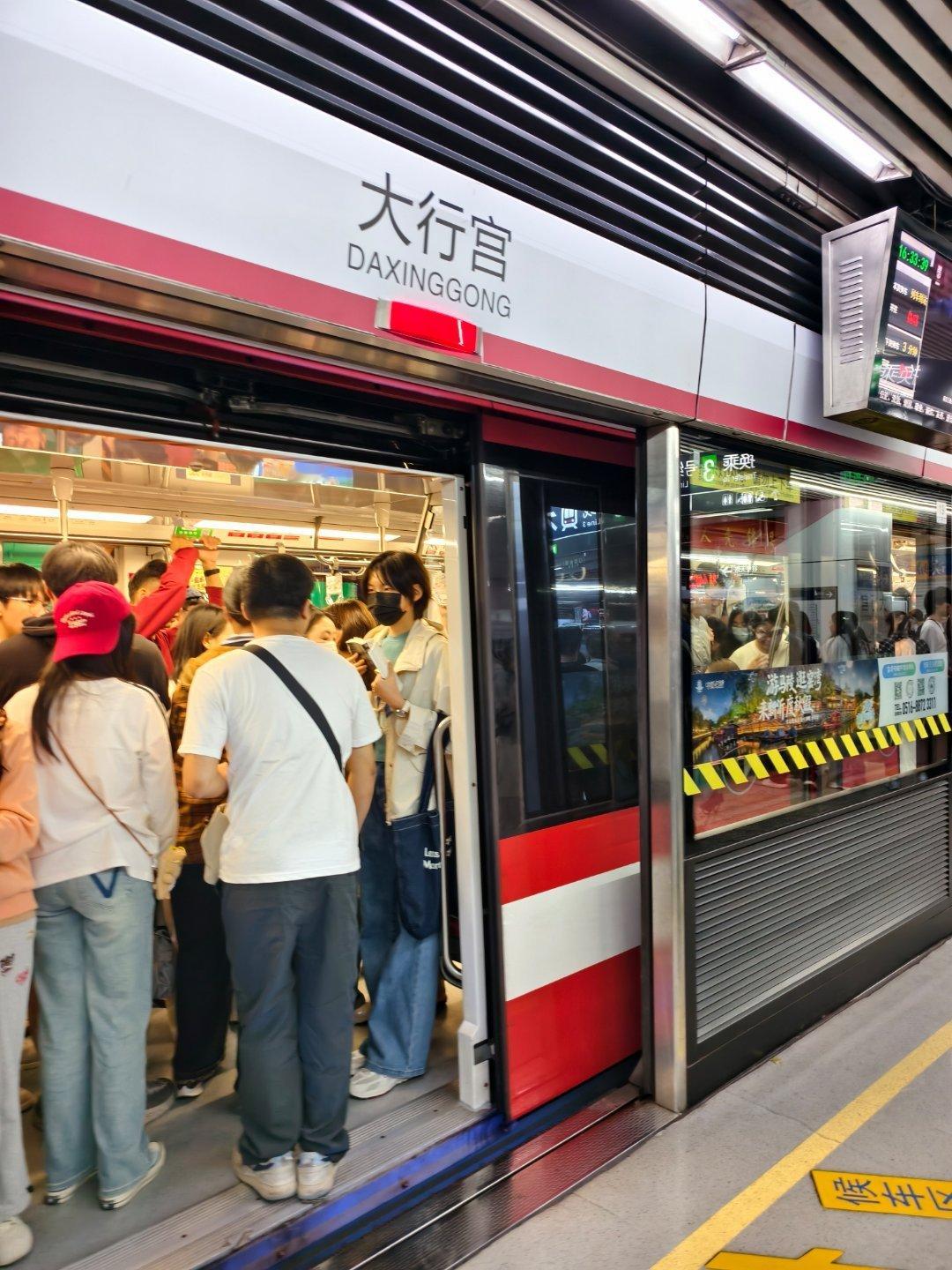 昨日客流南京地铁10月2日客运量430.74，其中1号线83.41，2号线81.