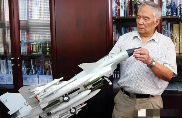 1998年3月23日，成都温江机场被荷枪实弹的军队团团围住，民航客机在一夜间全部