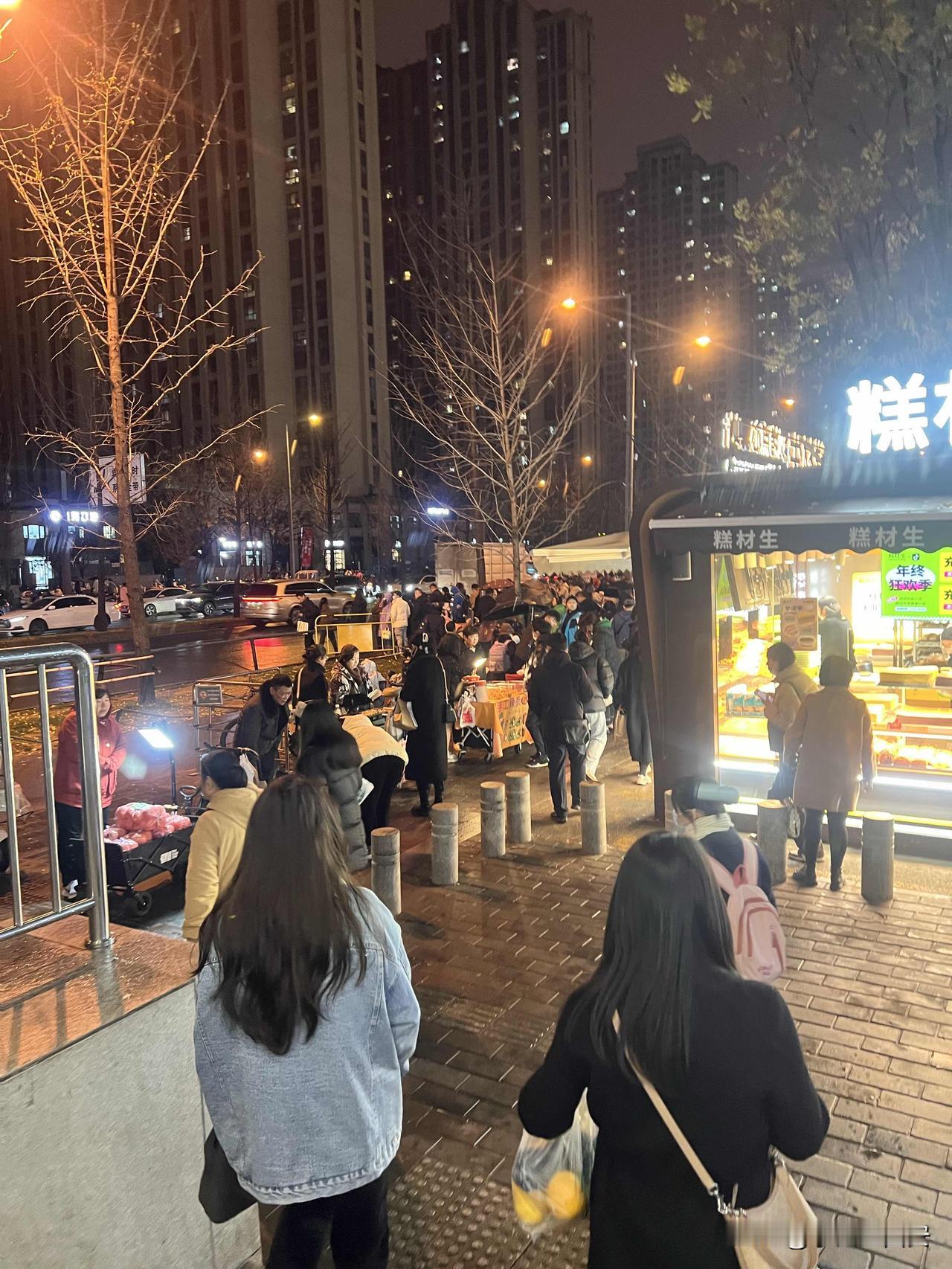 地铁4号线曲江金滹沱这个地方是彻底的放飞自我了地铁站出来，本来是疏散乘客的交