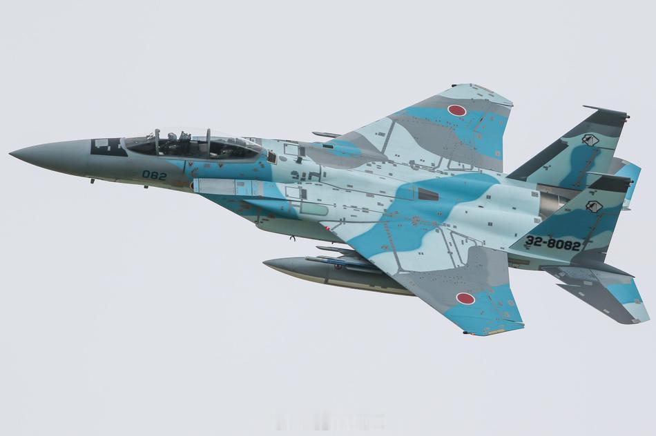 帅气，昨天下午，咱们的辽宁舰航母舰队，运作到菲律宾海北部位置的时候，对前来视奸的