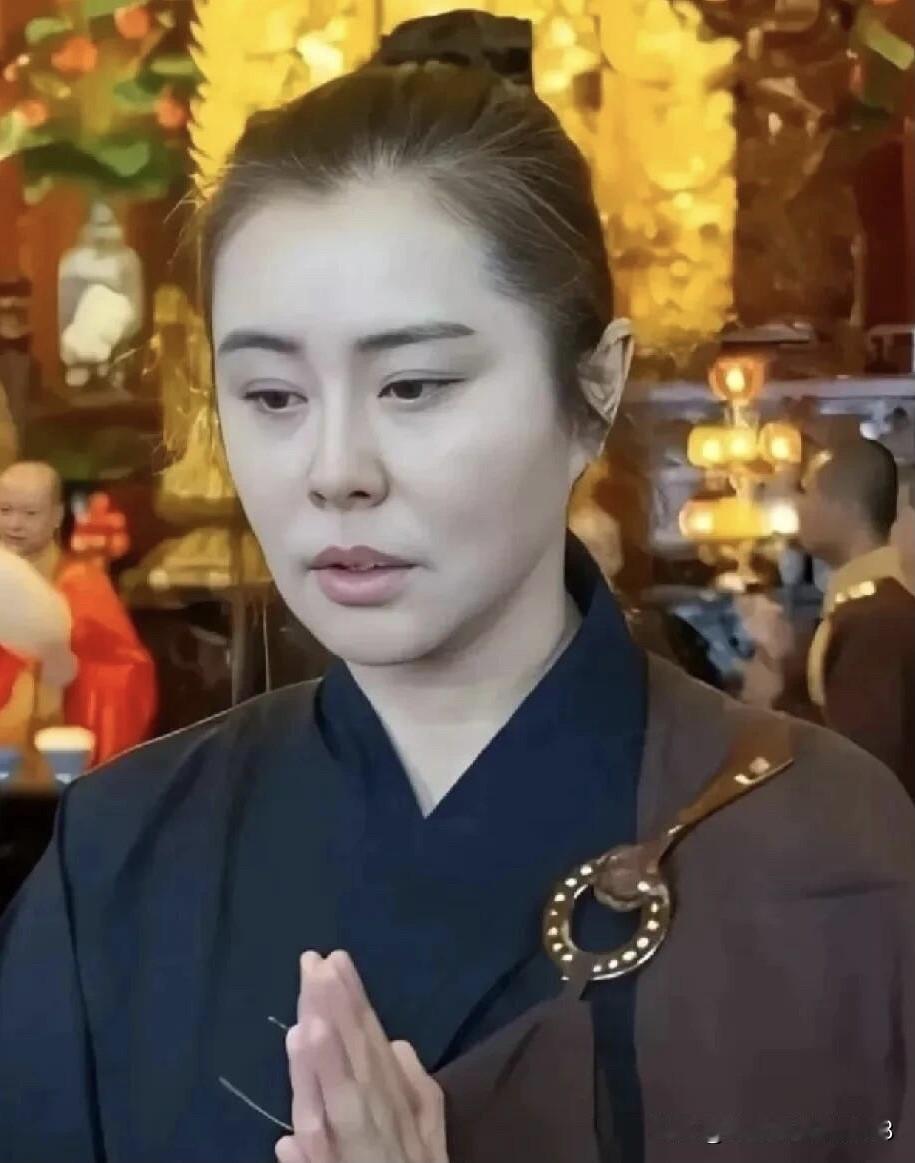 女神年轻时候戴帽子的样子很美，当时她的颜值可以跟林青霞和钟楚红她们媲美，可惜现在