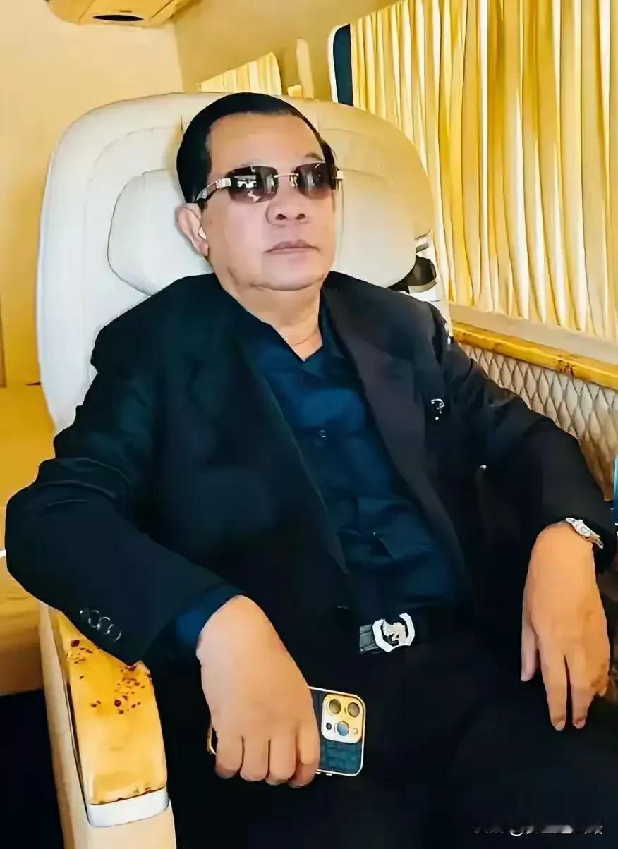 洪森亲王骂骂咧咧的样子，真是可爱。近来洪森亲王跟多年他信断交了，经常痛骂他信。