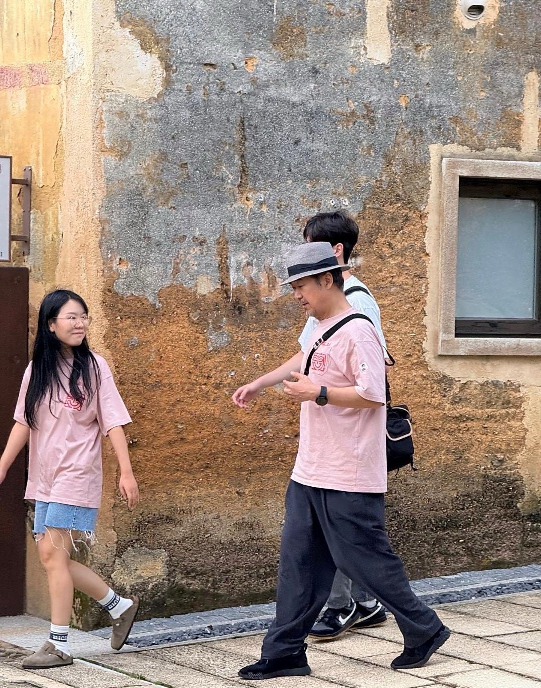 70岁张国立在广东坪山旅游，他穿着粉色T恤，看起来精神抖擞，没有怎么变老，为了儿