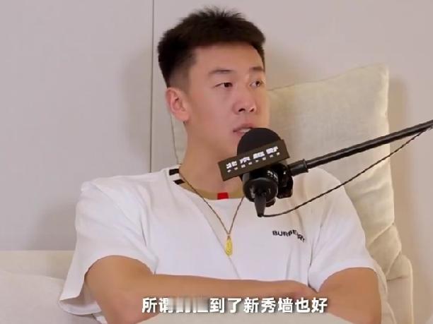 CBA最新消息：据知名篮球自媒体人球圈赵探长在播客节目采访王少杰时表示：上赛季广