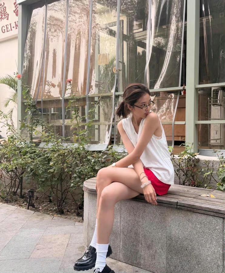 简约穿搭亦见出众气质孙千现身成都街头，一身简单的背心与短裤，没有醒目的品牌