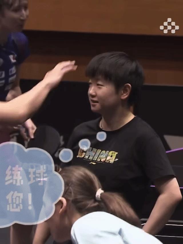邱指这是遇到什么开心事了，破天荒的给莎莎来了个摸头杀！不知是教练组的安排还是人
