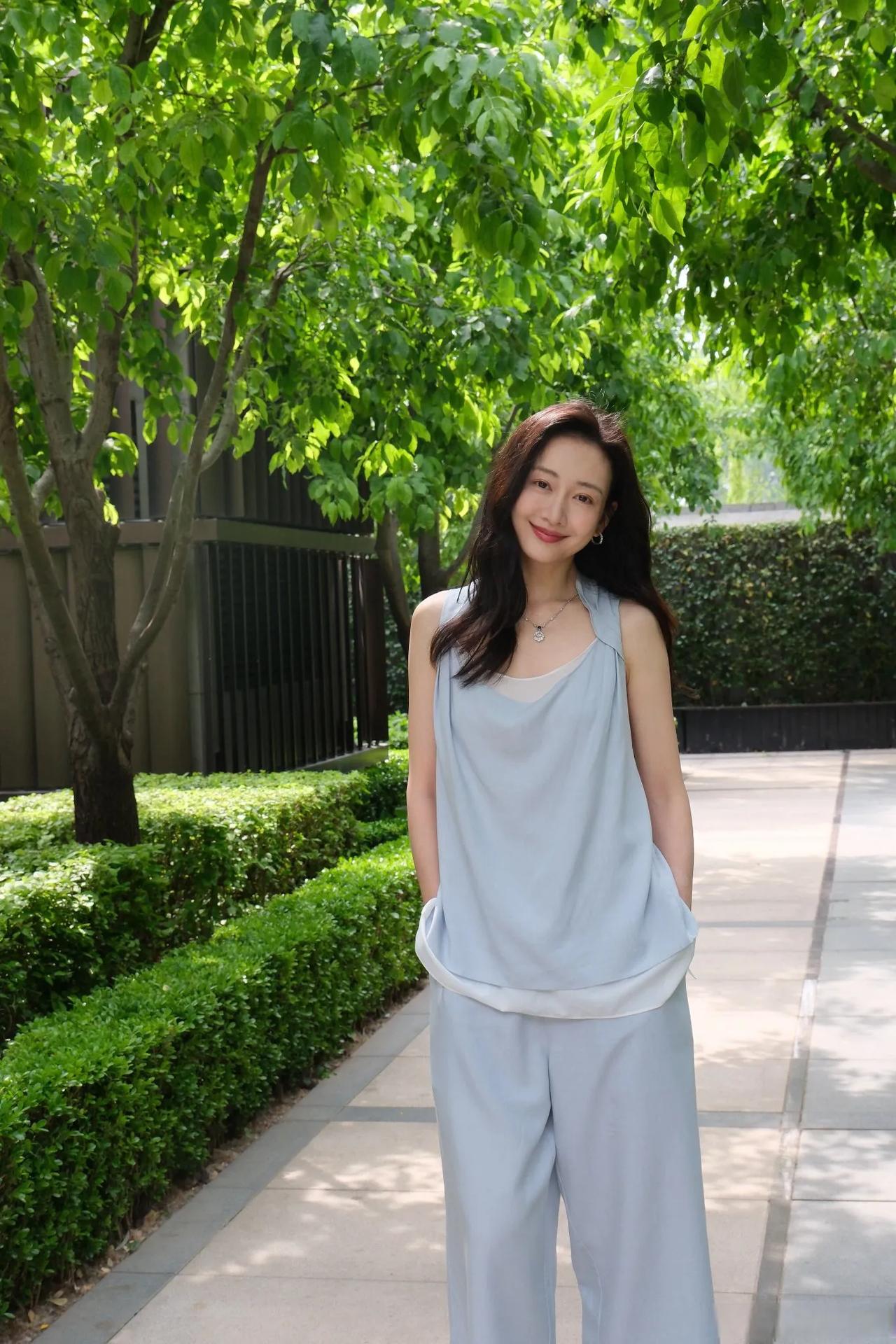 王鸥这组浅蓝套装也太杀我了！清爽松弛感拉满，把夏天的温柔和慵懒穿在了身上，气质这