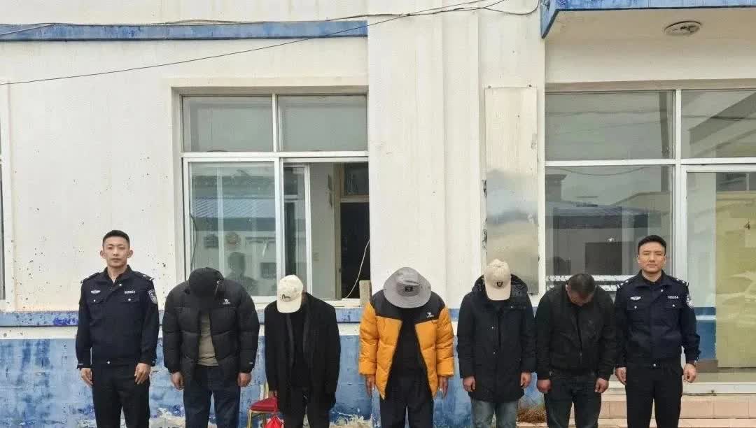 青海警方深夜突袭，5男子步行街出租屋被抓！深夜零点，治多县步行街一出