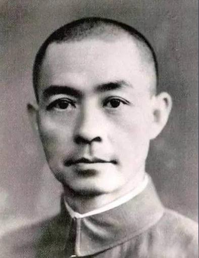 1943年，张自忠将军的女儿张廉云冒着生命危险来到了父亲殉国之处湖北宜城，站在石