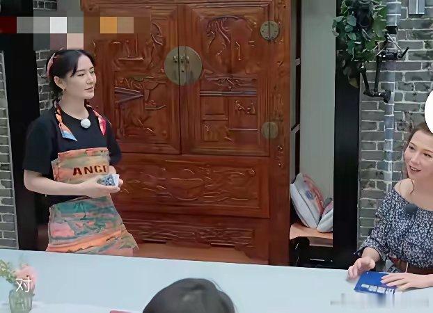 蔡少芬问：你们有没有给老公做过一些很烂的事情？就是不是想整他的。谢娜：你打个样。