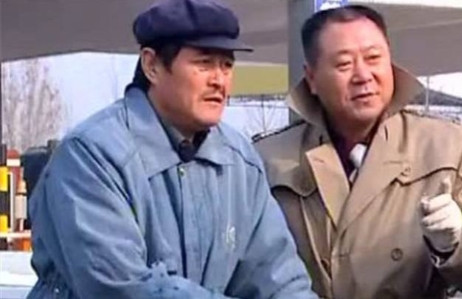 一次，赵本山和范伟去四川演出，演出结束后，赵本山拿了400000元的劳务费，却只
