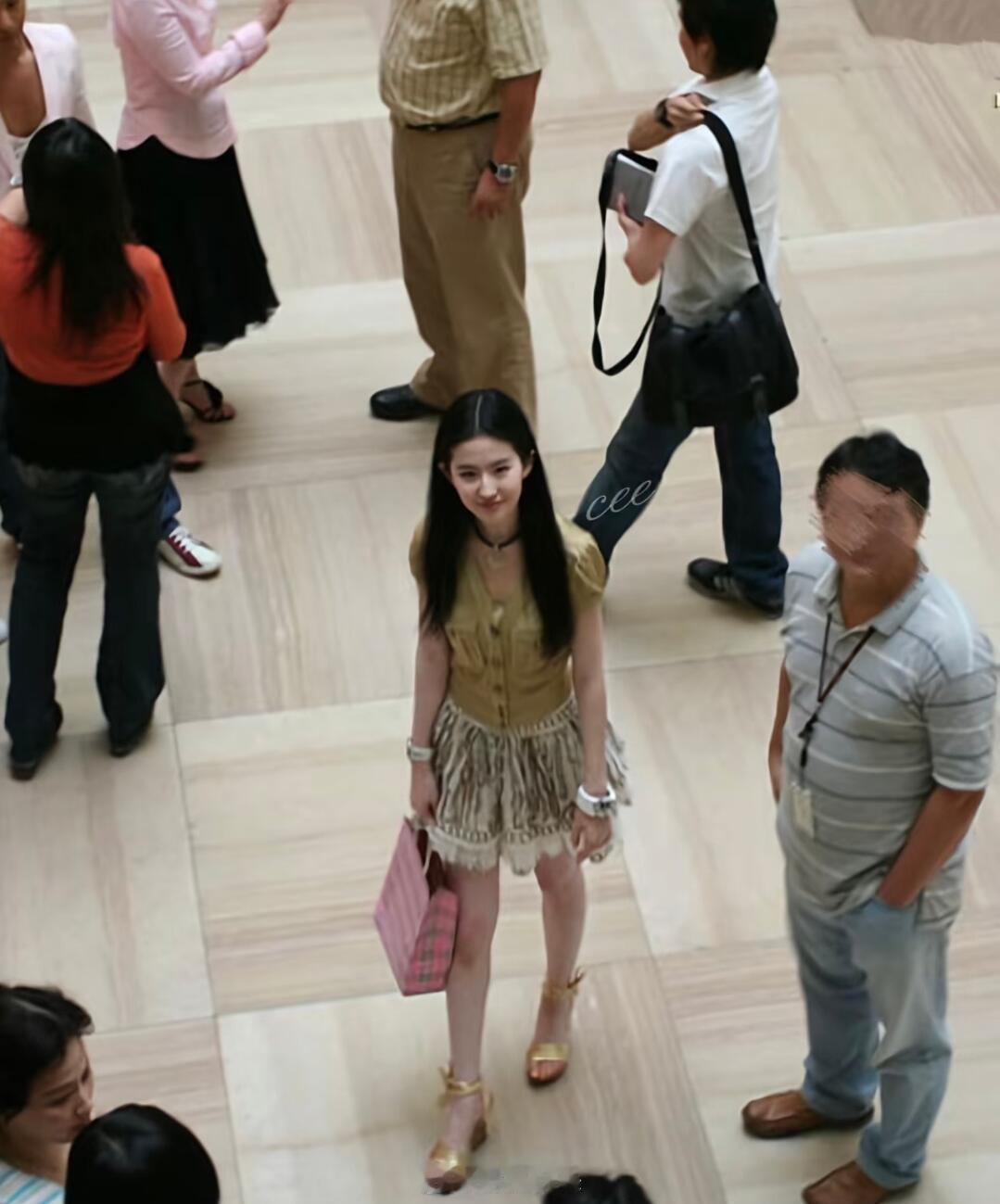 这个角度好美才看到这张照片也有刘亦菲妈妈