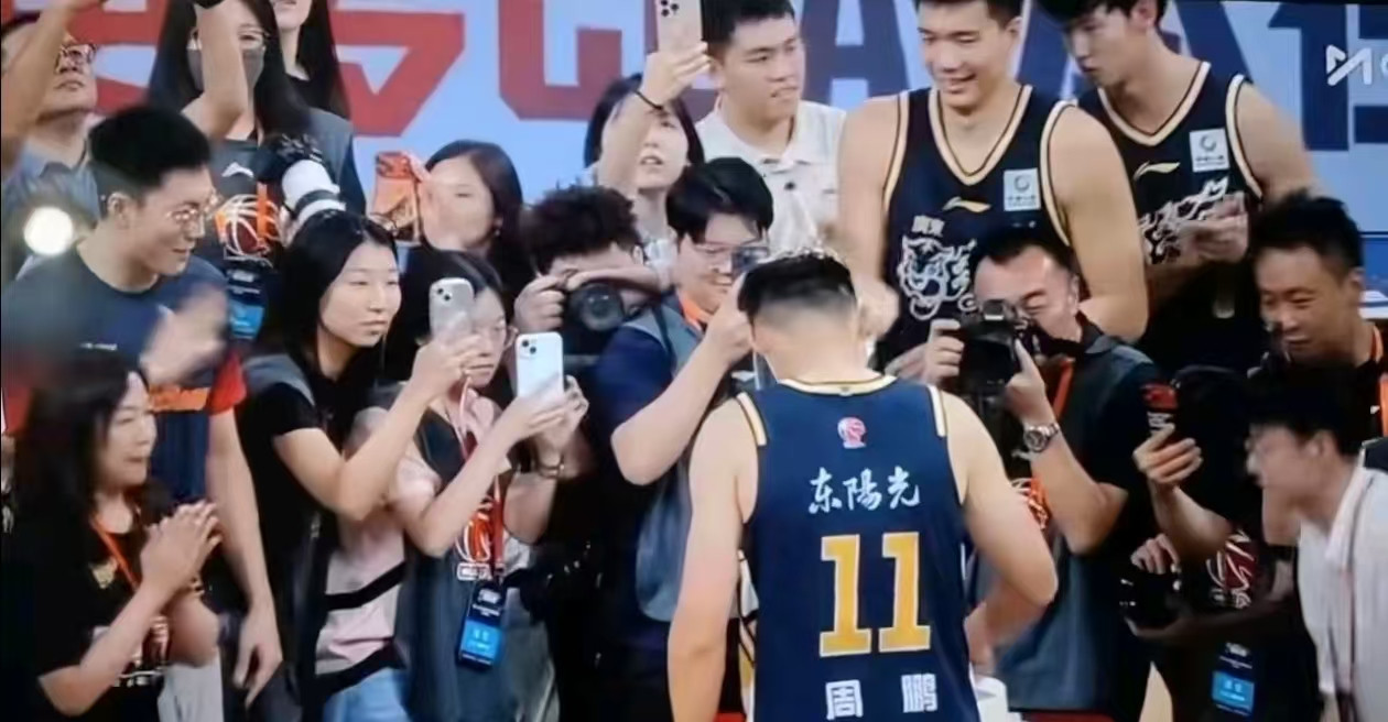 广东32分大胜止连败，周鹏生日夜砍17分，博日奇加强个人进攻，杨溢奇兵