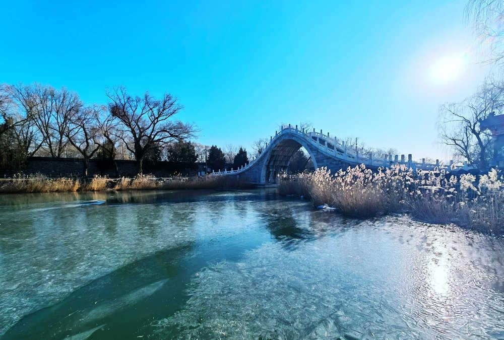 一位65岁退休医师的话，当年让我不以为然：“当心医生杀了你。现在看病，先抽血再C