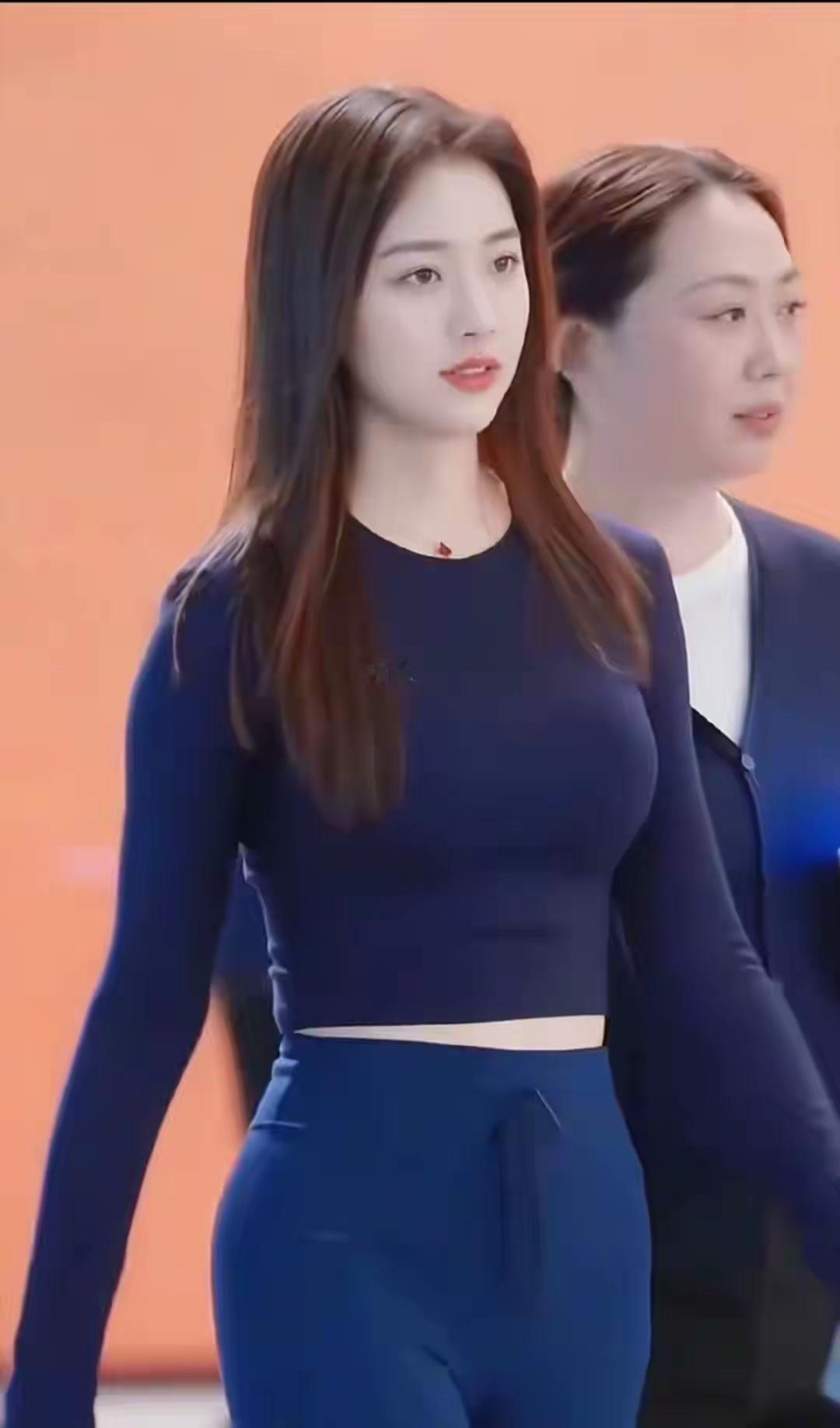 💙一身藏蓝紧身套装勾勒出利落线条，长发垂肩自带清冷气场，每一步都走出了自信又