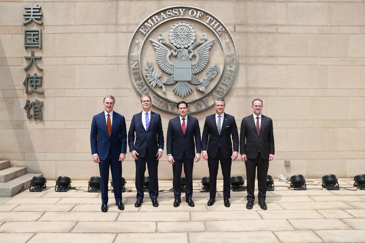 美国驻华大使庞德伟今晚（5月19日晚）发布了自己与美国国务卿鲁比奥、财政部长贝森