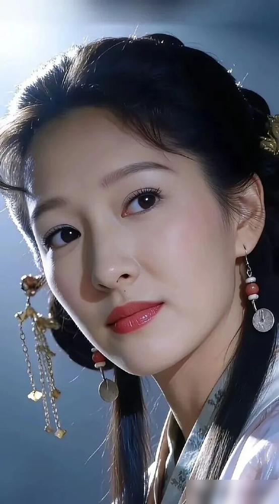 61岁雪梨献吻古天乐，全网破防你刷到那支视频了吗？61岁的雪梨踮脚，对着古天