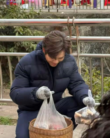 被51岁的钟汉良惊艳到了，他这颜值和身型看起来就像40岁的人，一点老的迹象都没有