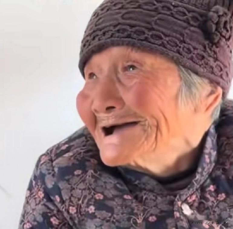 近日，安徽淮北，儿子脚受伤住院，没敢告诉老母亲，90多岁的老母亲天天坐在门口念叨