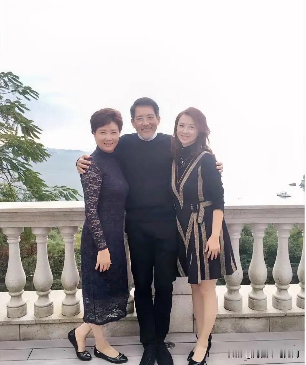 左边是朱茵，内地著名演员，右边是翁虹，香港亚姐冠军。中间这男人气质儒雅，即使现在