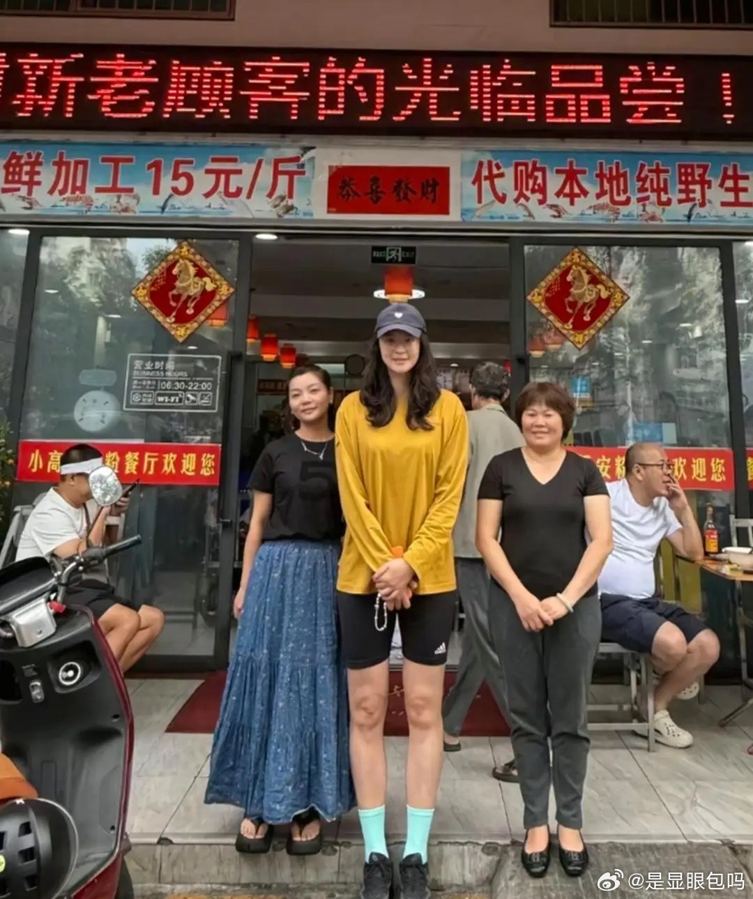 女排运动员惠若琪现身海南一家餐馆吃粉，她真人非常高，两条腿很长。虽然她当天脸部素