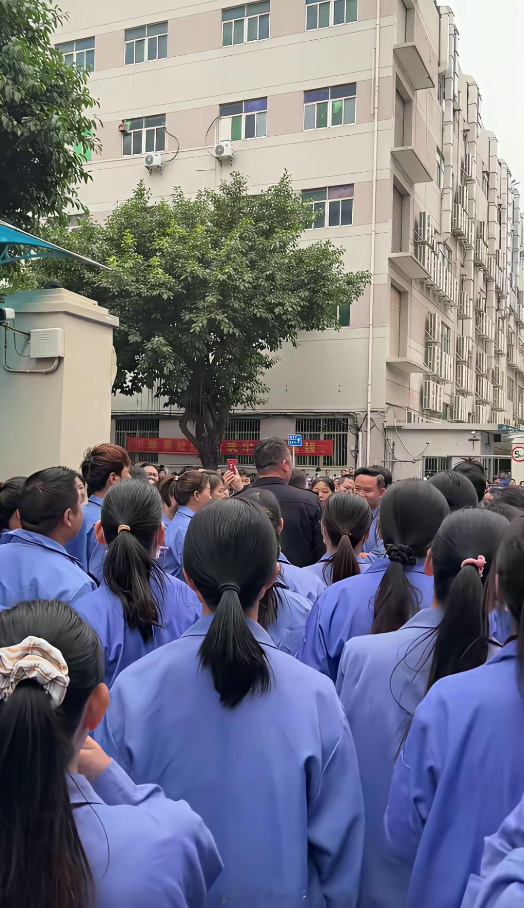 深圳宝安福永易力声，做蓝牙耳机的，高峰期厂里有上完人，现在剩下3000多人，没有