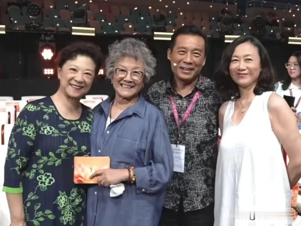 天哪，宋春丽怎么老成这样了，白发苍苍了，比王馥荔还小两岁呢，真的是岁月不饶人啊！