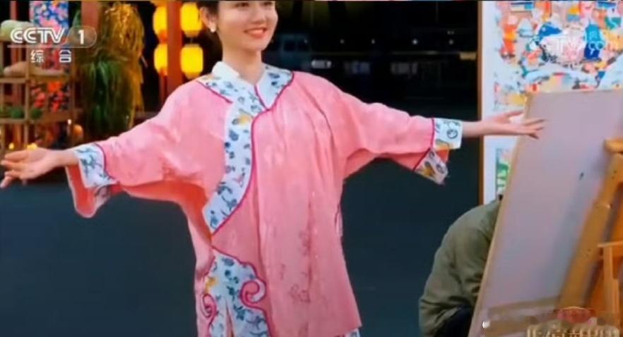新宾满族袍服满服被正式定名为“新宾满族袍服”，央视直接公布什么叫做新宾满服。以后