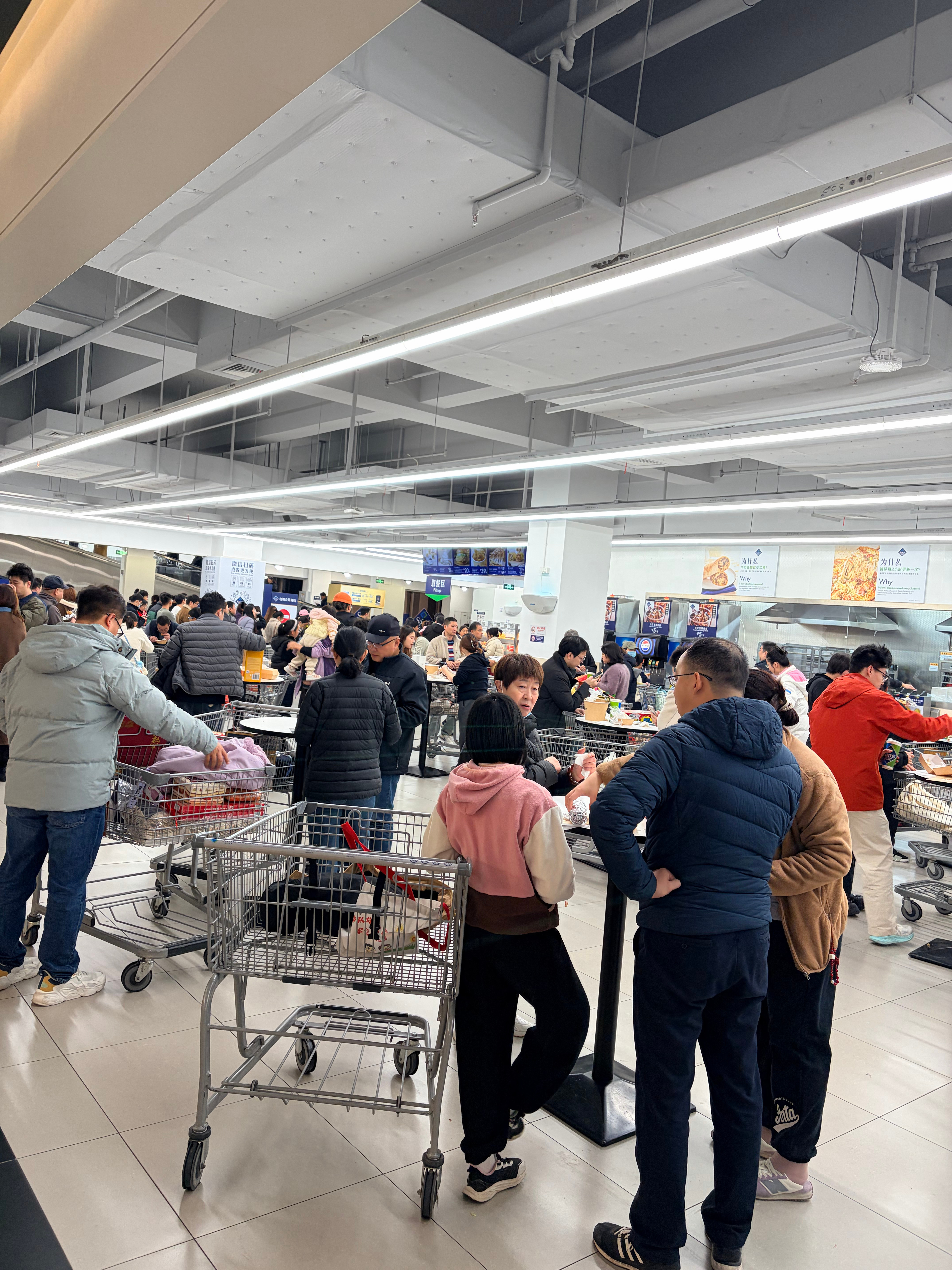 山姆人是真的多，我就纳闷了咋就这么火？山姆里面店铺把这海量的人流量吃爽了，比如乐