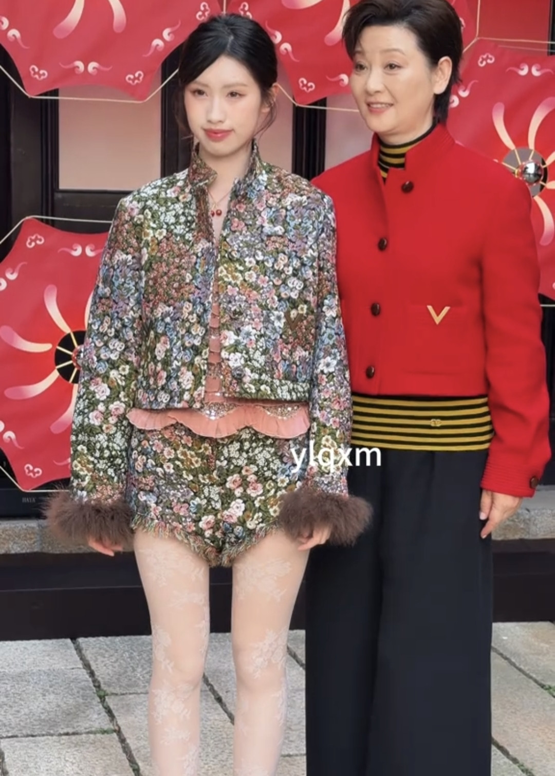 这袜子穿的，乍一看像冯小刚的脸上皮肤