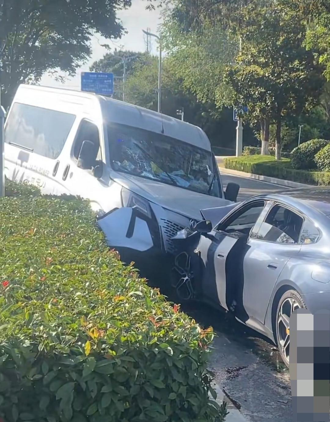 又一起小米SU7事故，怎么跑到对向车道上去了？视频显示，小米su7把这么大一台