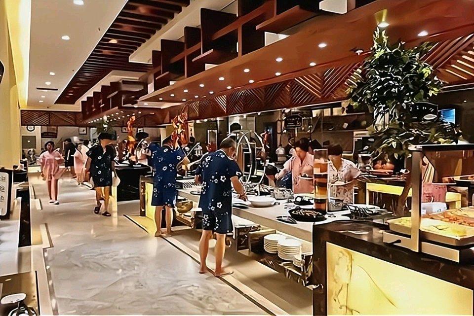 家楼下开了8年的洗浴中心上周贴出转让通知，去年冬天还天天爆满，周末下午去都要等位