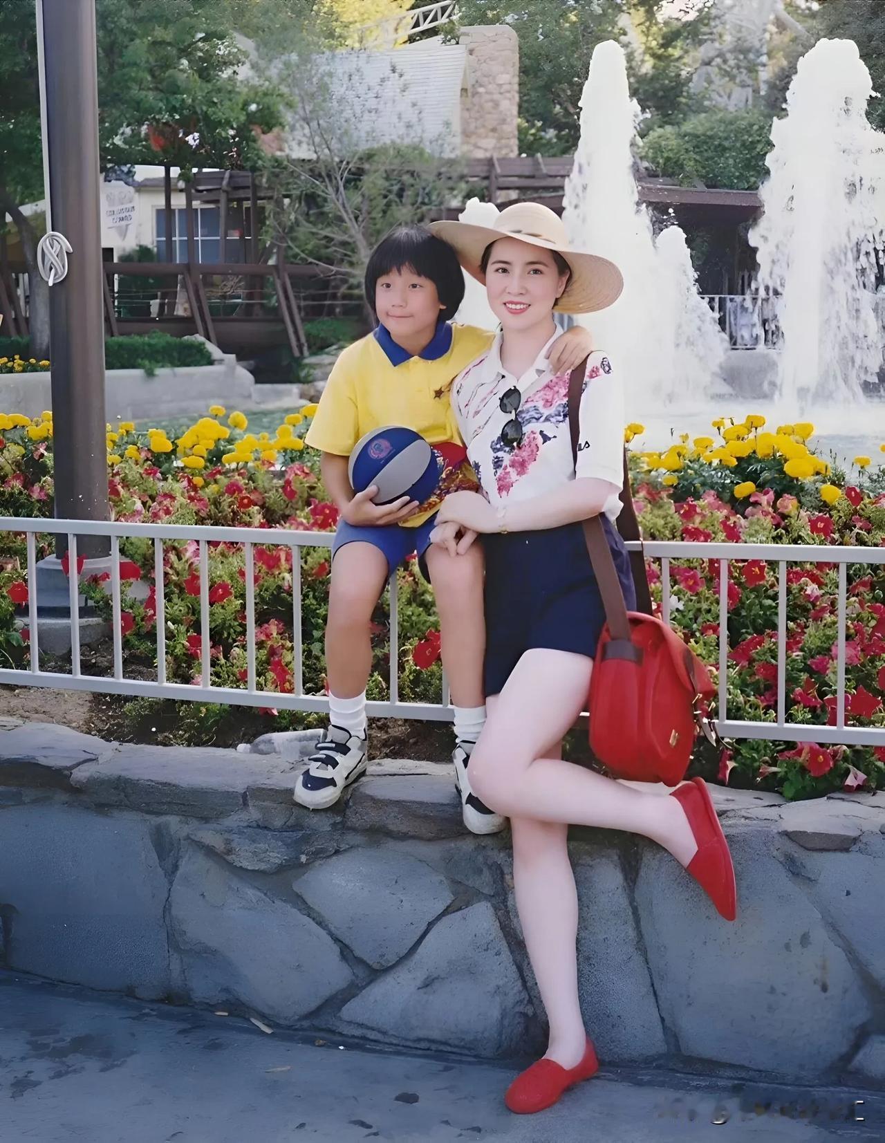 1992年的香港。成龙大哥的太太林凤娇和儿子房祖名的合影。此时房祖名刚好10岁，