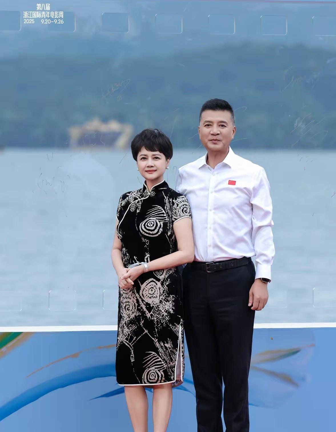 近日，影视明星夫妻刘之冰、茹萍出现在浙江国际青年电影周红毯上。江南水乡女子真抗