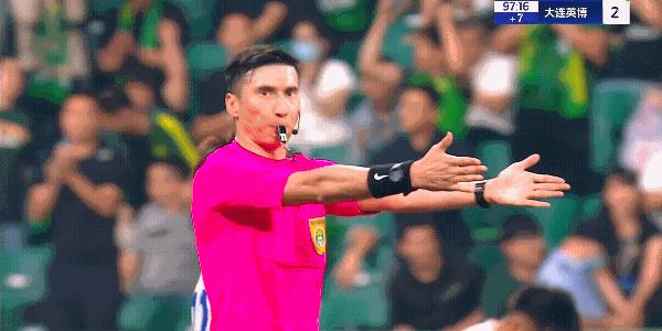 国安对阵大连英博比赛结束，主裁判买买提江和国安主帅塞迪恩都是长舒一口气，主裁判是