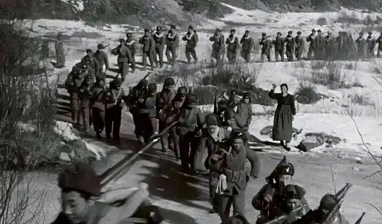 1952年，志愿军王云峰复员回返乡，阔别16载，他小心翼翼地推开家门，一个灵位赫