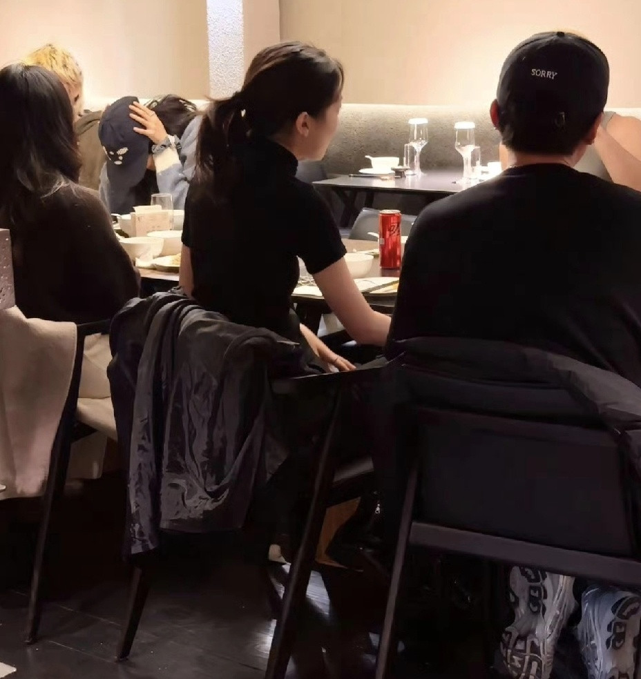 从背影来看，李嫣也太像妈妈王菲了吧？！12月30日下午，有网友发布了李嫣和朋友聚