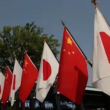 跟日本站在一起，非常危险！你有没有想过，真要是中日爆发冲突，除了军队硬碰硬，还有