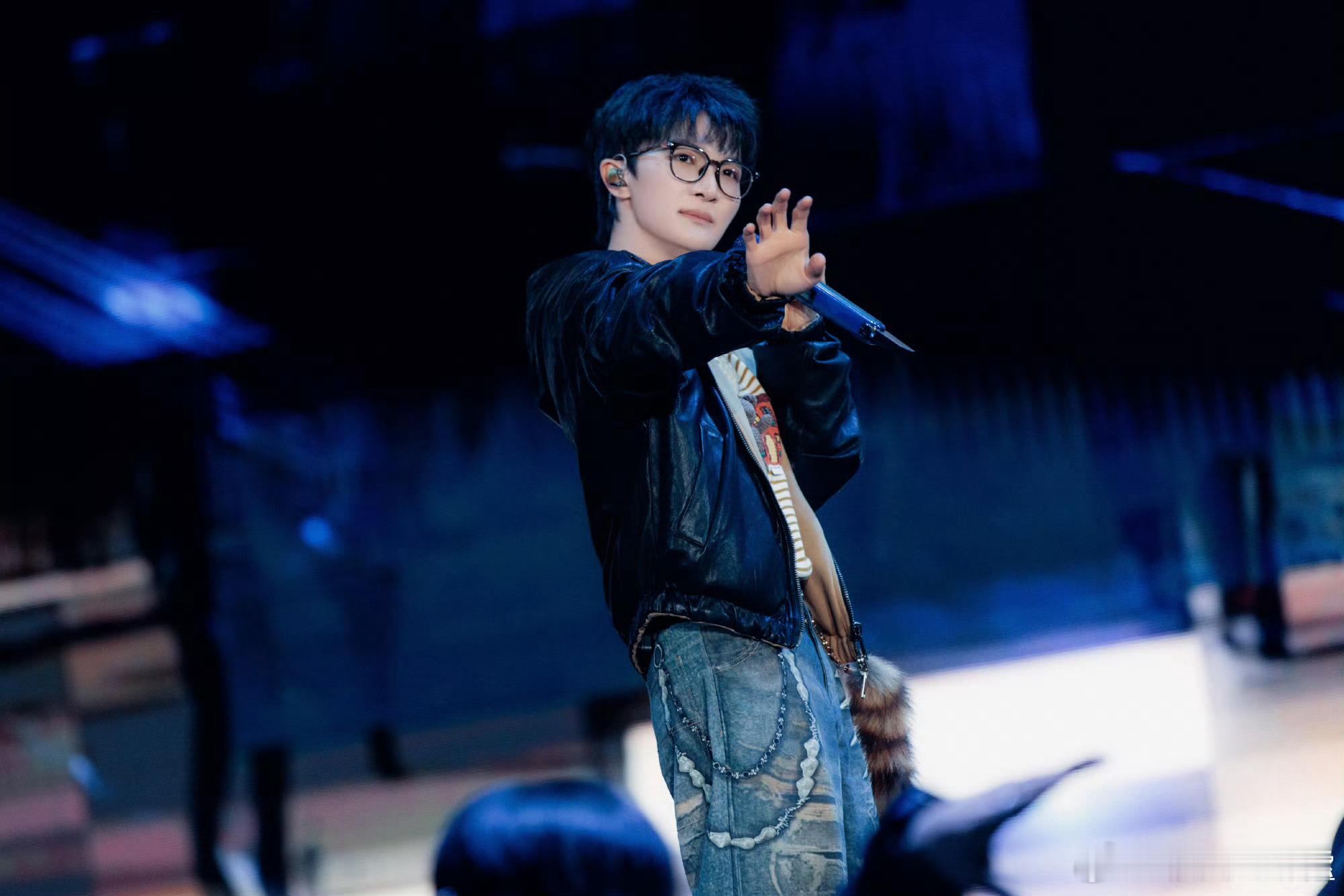 周深成都演唱会彩排图周深又来成都啦周深又来成都啦，期待相见时的欢呼~周深成都演