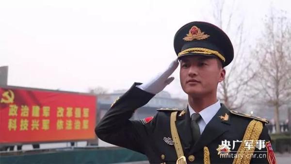 揭秘元旦天安门升旗手: 为练展旗每天百个俯卧撑