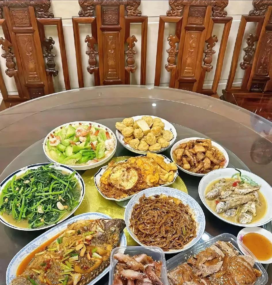 今天下午，儿子打电话过来说，晚上带着媳妇回家吃饭，让做点稀饭就行，天这么热，简单