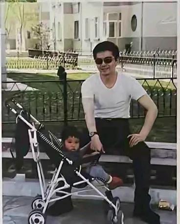 何晴就是一个傻的，当年为什么给别人腾地方。如果不离婚那个什么张澍也不会有机会进门