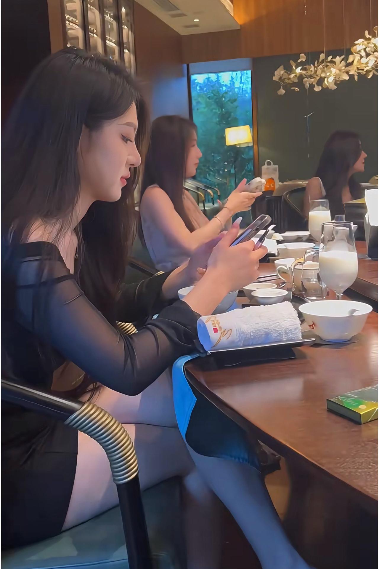 翻看手机里以前拍的照片，这是一次朋友的生日宴上拍的，感觉那时候朋友好多！现在越来