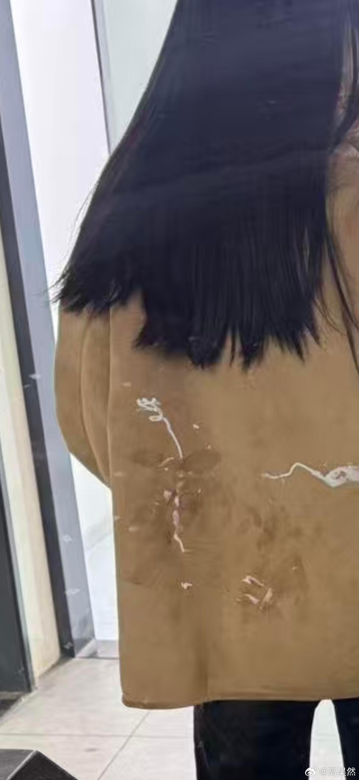 坐地铁上班的路上外套被人恶意用护手霜涂！！！​​​