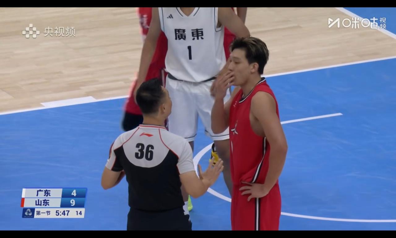 曲笑宇篮下各种为所欲为，徐昕登场就推人犯规，郑永刚排兵布阵太差按说教练员选择