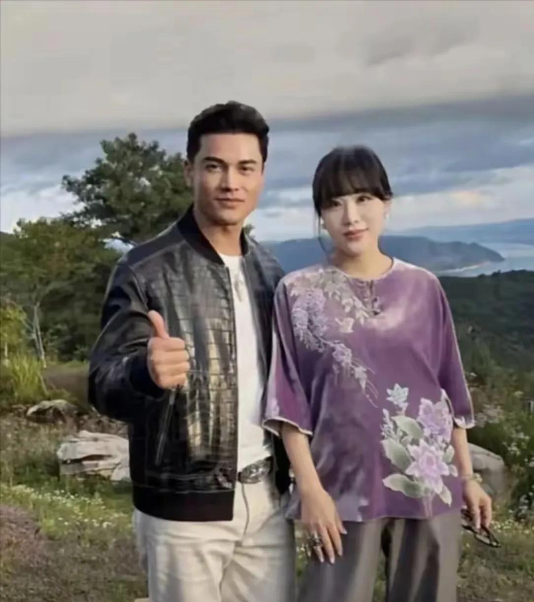 吕良伟和老婆大秀恩爱，羡慕死人啦！没想到吕良伟老婆如此年轻漂亮，皮肤白嫩白嫩的