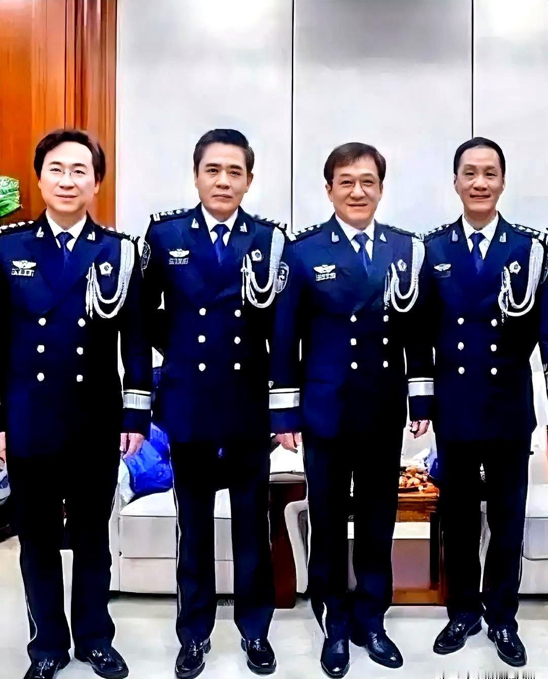 同样是合影站一排，凭啥有人大肚腩一挺，气场却能瞬间秒杀全场？你看陈宝国，虽然身
