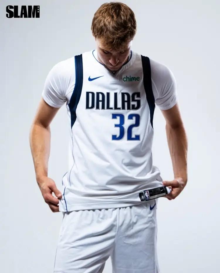 弗拉格不愧是状元，这一场对战联盟实力前三的掘金队，他出场33分钟26秒，19投1