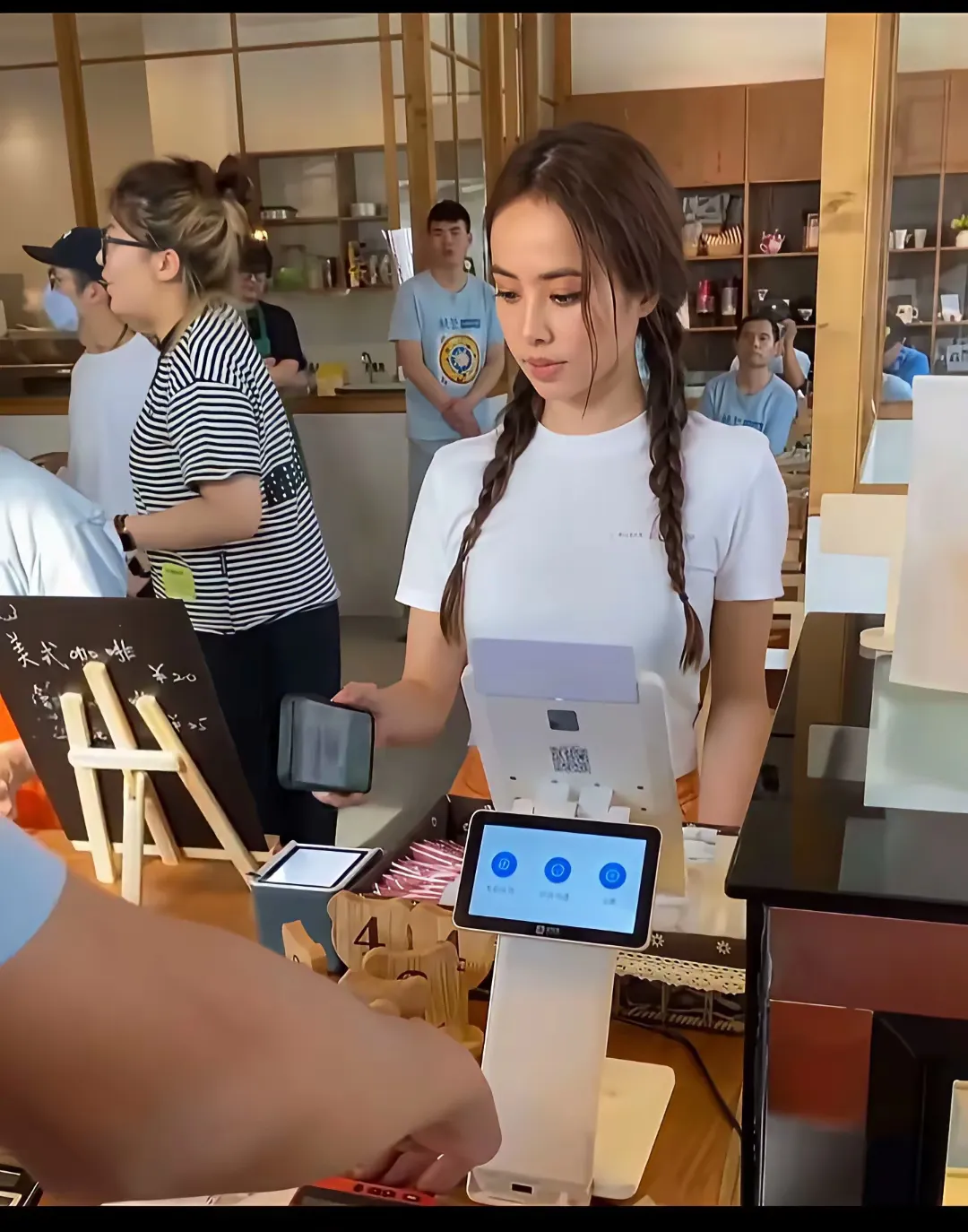 蔡依林医美里做的比较成功的一位了40几岁的人了居然一点也不显老[比心]